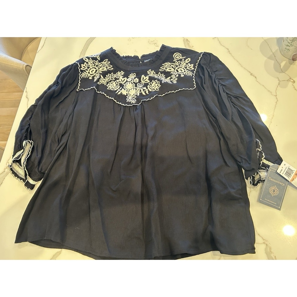 Democracy top Plus Sz 2X Black,  white intricate embroidery ruched 3/4‎ sleeve
